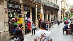 Tiendas de 'souvenirs', en la calle Comtal de Barcelona / METRÓPOLI - JORDI SUBIRANA