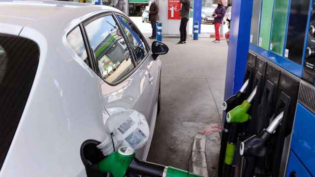 Colas en gasolineras en el último día de rebaja en los carburantes / EFE