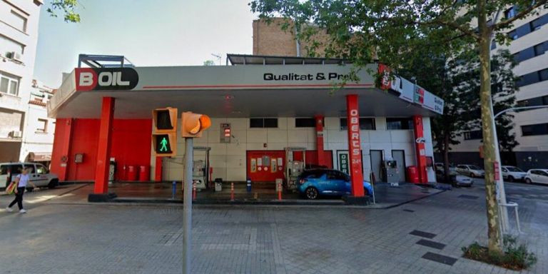 Gasolinera B-Oil en la calle de Bac de Roda / GM