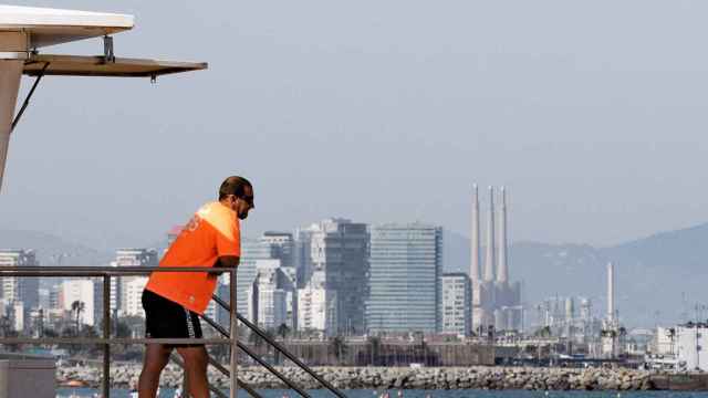 Socorrista en la Barceloneta / LUIS MIGUEL AÑÓN (MA)