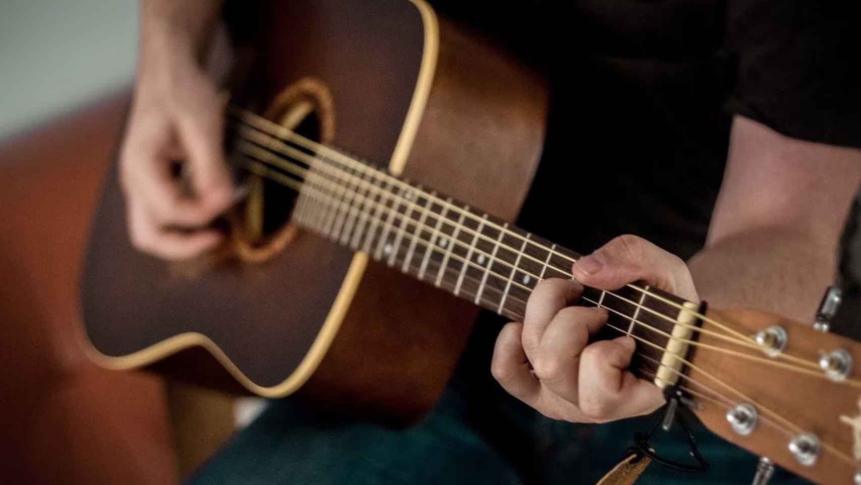Un hombre tocando la guitarra / UNSPLASH