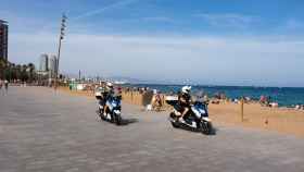 Guardia Urbana patrullando la Playa de Sant Miquel de Barcelona, donde tuvo lugar la presunta agresión sexual / LUIS MIGUEL AÑÓN (MA)