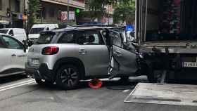 El coche encastado contra el camión este viernes en Barcelona / CEDIDA