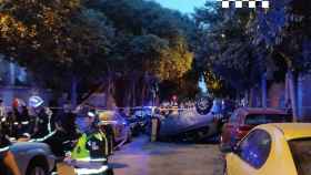 Un coche volcado en el Poblenou de Barcelona / GUARDIA URBANA