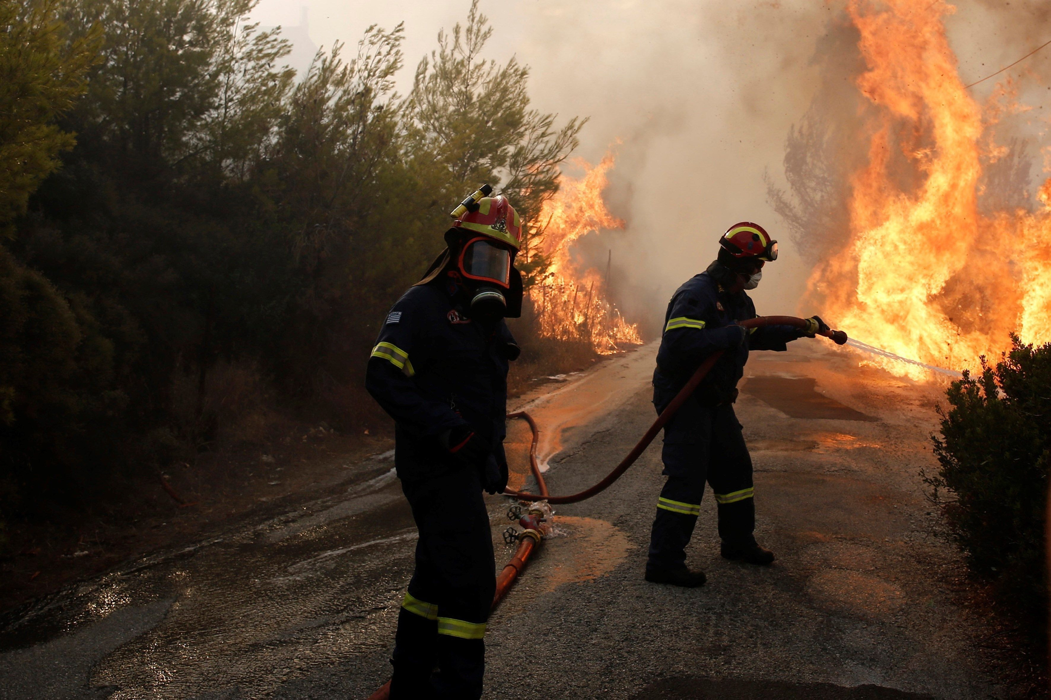 Bomberos apagan un fuego en una imagen de archivo / EFE