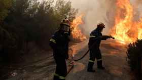 Bomberos apagan un fuego en una imagen de archivo / EFE