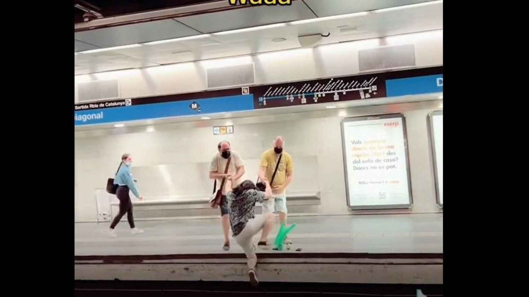 Un hombre se lanza a las vías del metro para recoger unas cervezas