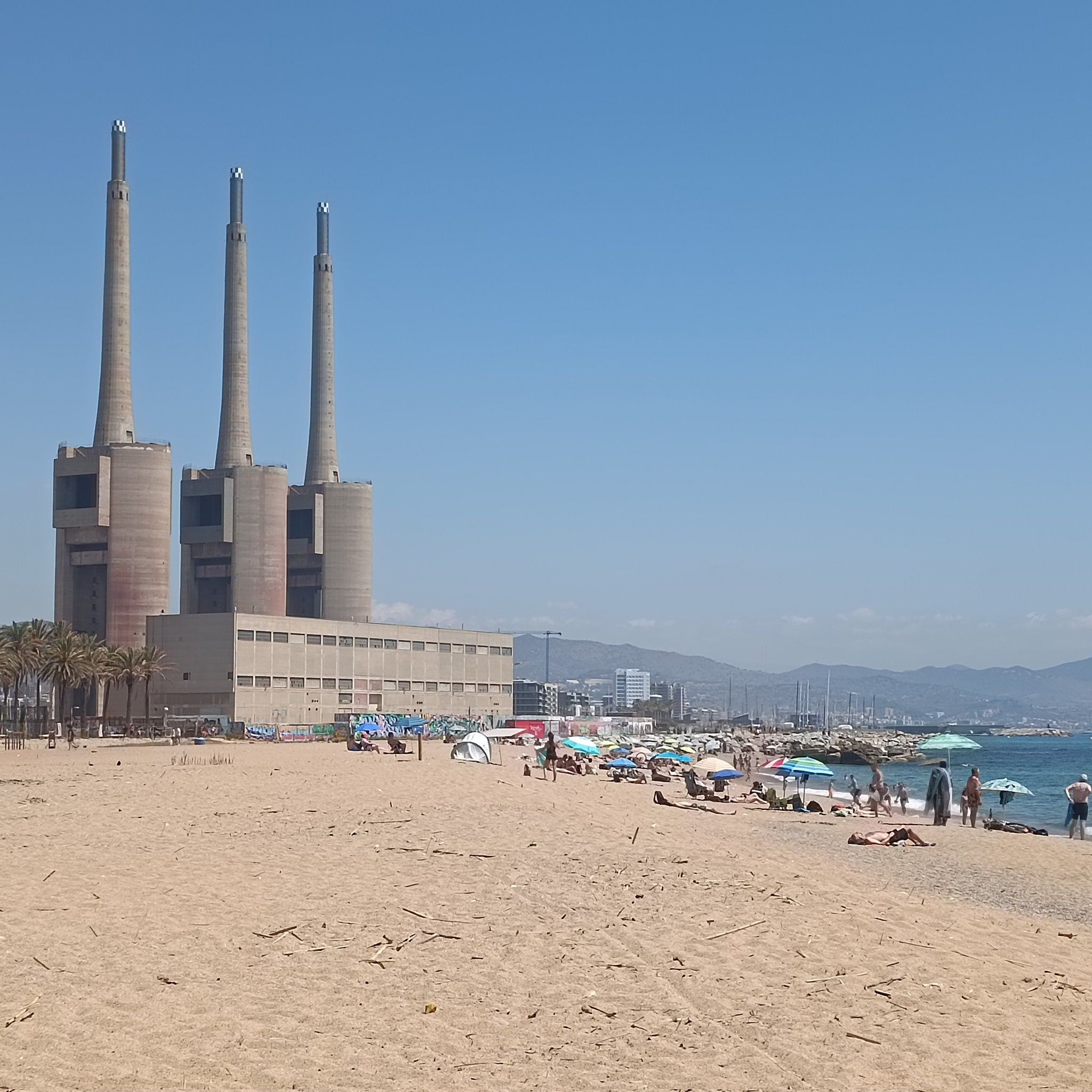 Playa contaminada de Sant Adrià de Besòs llena de bañistas