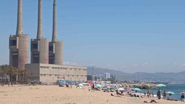 Playa contaminada de Sant Adrià de Besòs llena de bañistas / METRÓPOLI