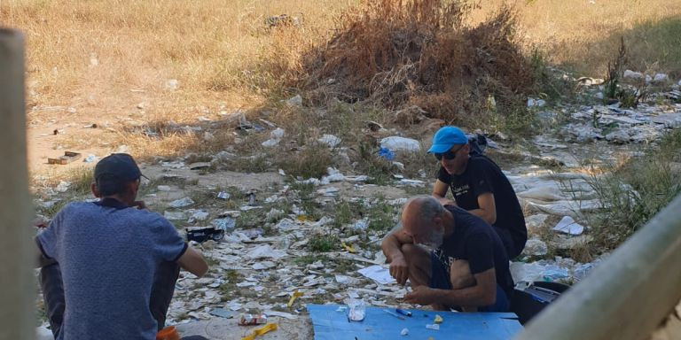 Toxicómanos consumen droga en el solar abandonado de La Mina / CEDIDA