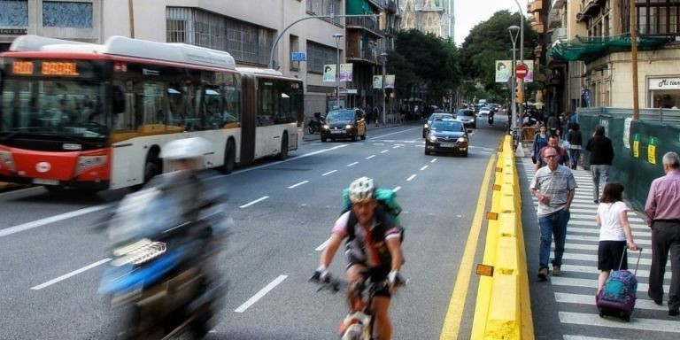 Un ciclista en la calle de Mallorca / METRÓPOLI - HUGO FERNÁNDEZ