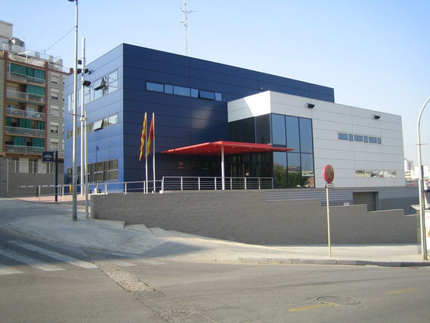 Exterior de la comisaría de los Mossos d'Esquadra en L'Hospitalet de Llobregat / ARCHIVO