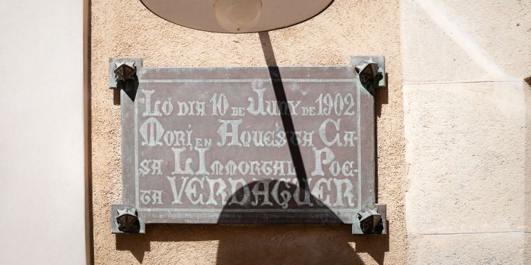 Inscripción de la masía Vil·la Joana, donde vivió su último año Mossen Cinto Verdaguer / INMA SANTOS