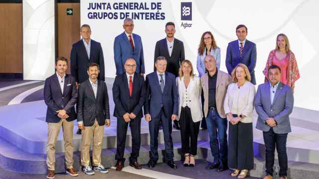 Imagen de los participantes de la Junta General de Grupos de Interés de Agbar, con Ángel Simón en el centro / AGBAR