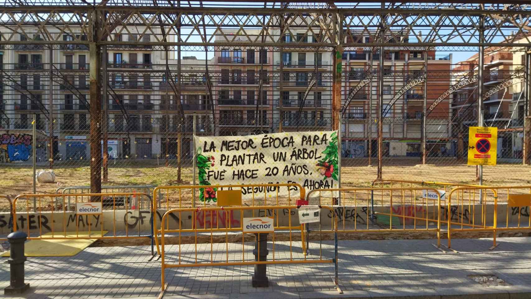 El mercado de la Abaceria, desde la travesera de Gràcia / METRÓPOLI - JORDI SUBIRANA