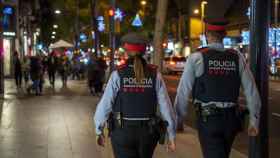 Imagen de archivo de una patrulla de los Mossos d'Esquadra por Barcelona / MOSSOS