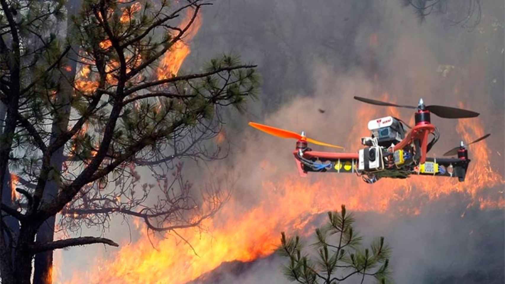 Un dron en un incendio en una imagen de archivo