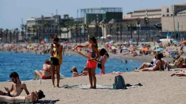 Bañistas en una playa de Barcelona / EFE