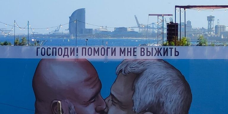 La lona con un dibujo de un beso entre Pep Guardiola y José Mourinho / DAVID ZORRAKINO - EUROPA PRESS