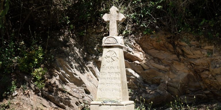 Cruz que homenajea a las monjas asesinadas durante la guerra civil en una curva de Collserola / INMA SANTOS