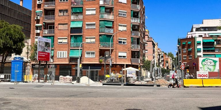 Una calle de Sant Adrià, municipio en el que se incautaron zapatillas falsificadas / ÁNGELA VÁZQUEZ