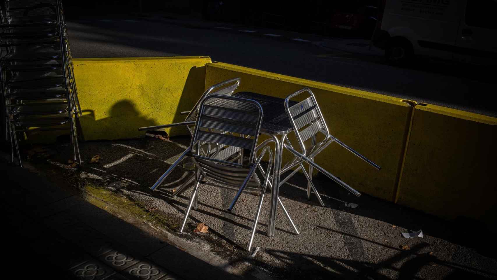 Sillas vacías en una terraza de una céntrica calle de Barcelona / EUROPA PRESS