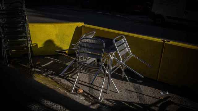 Sillas vacías en una terraza de una céntrica calle de Barcelona / EUROPA PRESS