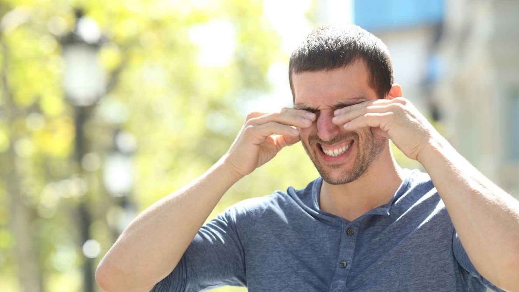 Un hombre se frota los ojos al parpadear repetidamente: puede ser un síntoma del sídrome de Gilles Tourette / QUIRÓNSALUD