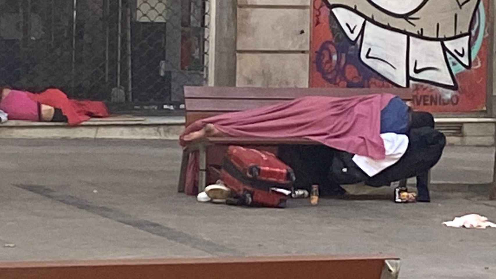 Dos personas duermen en la plaza del Pes de la Palla, a escasos metros de Sant Antoni / CEDIDA