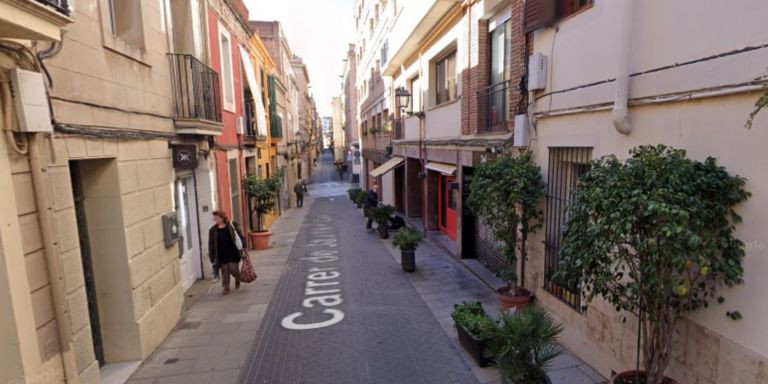 La calle de Jaume Piquet, donde han multado a una vecina por tener un limonero en la puerta / GOOGLE MAPS