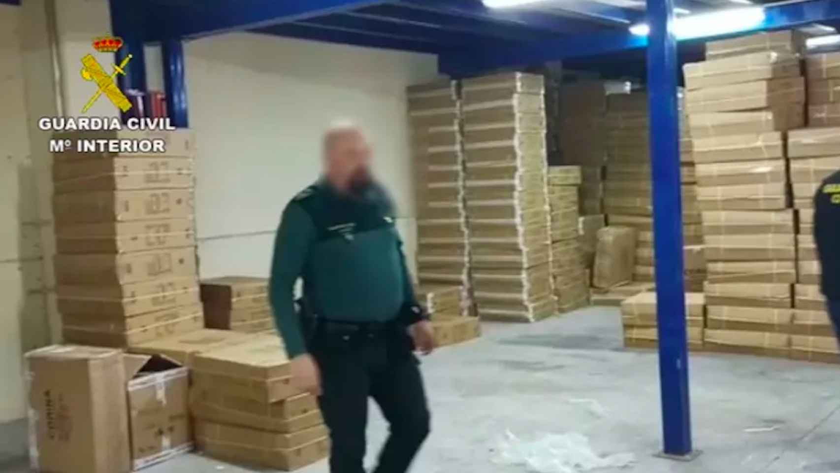 Agente de la Guardia Civil en un almacén en el que se incautaron zapatillas falsificadas / GUARDIA CIVIL