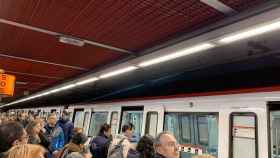 Usuarios del metro de Barcelona en una estación / TWITTER
