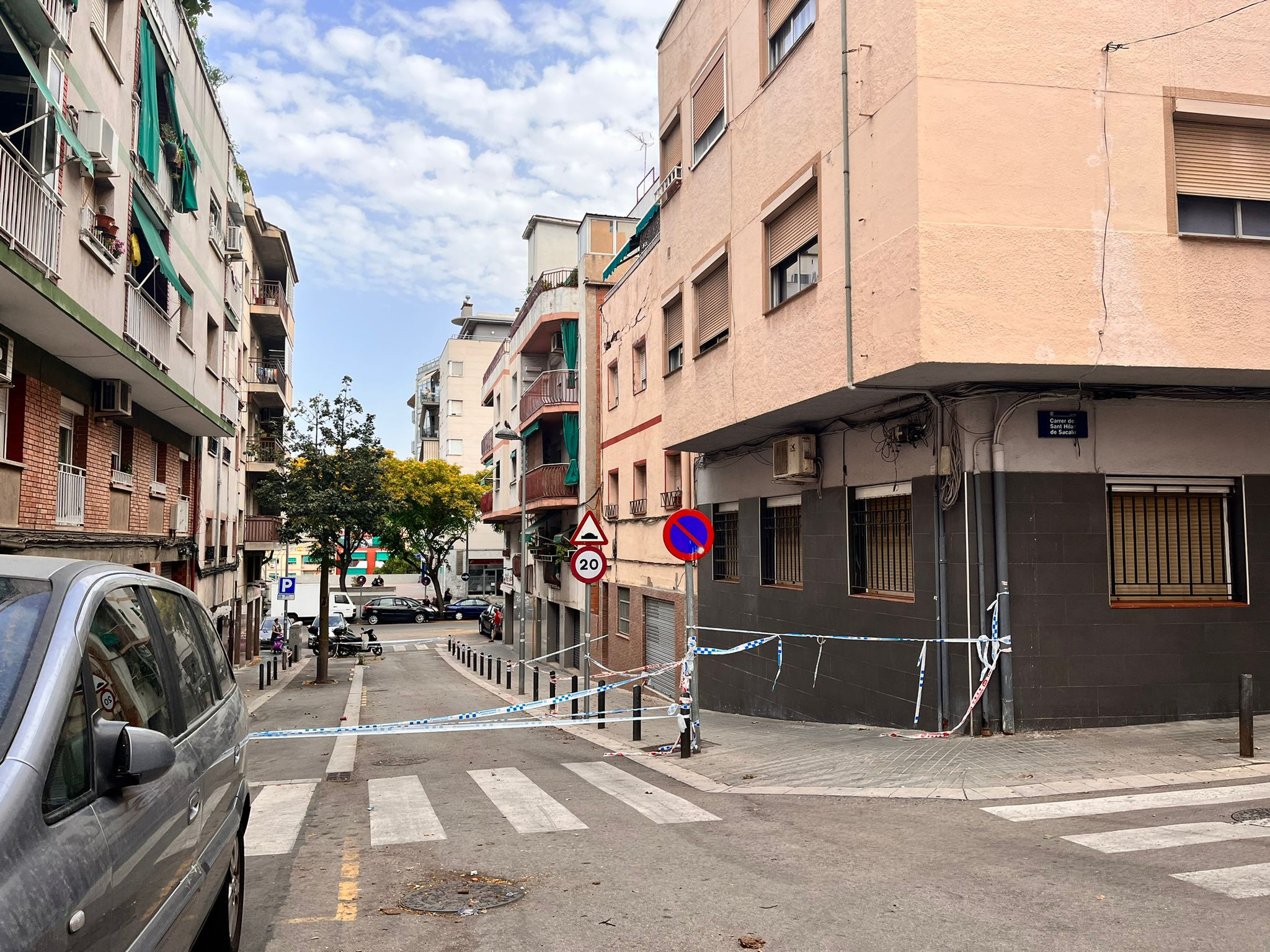 Parte de la calle Granada acordonada por la Guardia Urbana / ÁNGELA VÁZQUEZ