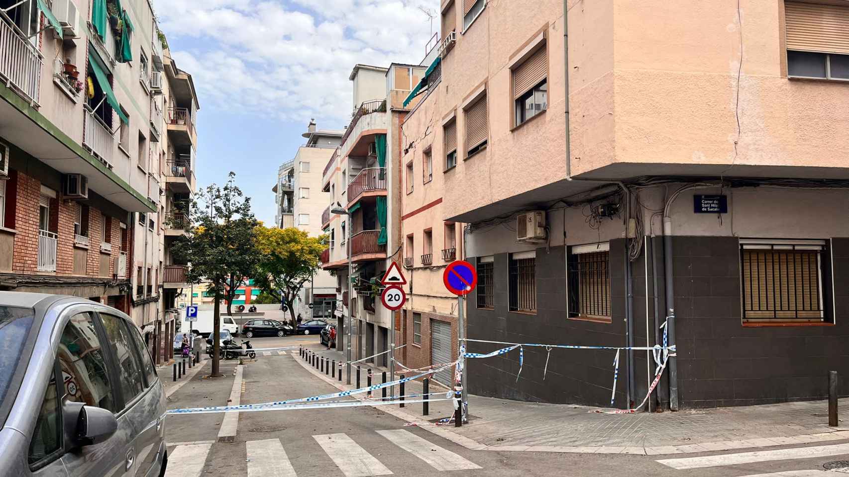 Parte de la calle Granada acordonada por la Guardia Urbana / ÁNGELA VÁZQUEZ