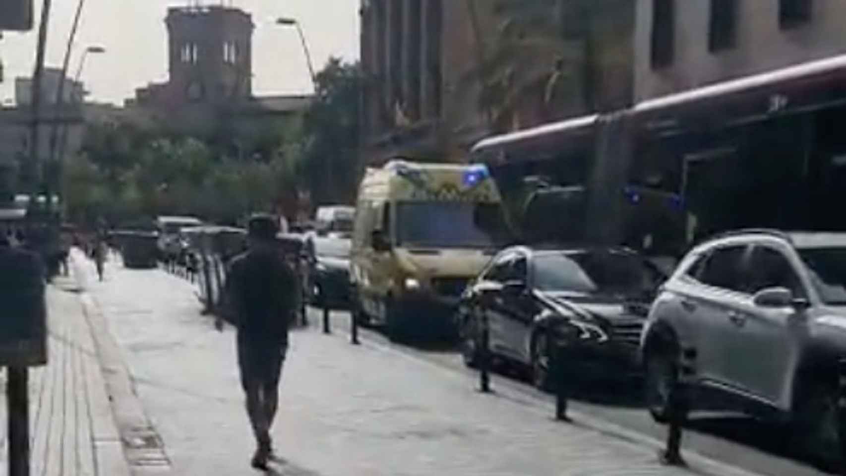 Ambulancia atrapada en la calle de Pelai / JORDI MARTÍ