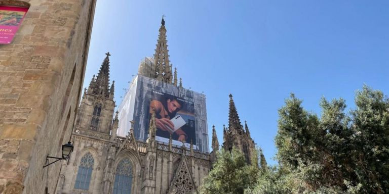Anuncio de la compañía Samsung en la Catedral de Barcelona