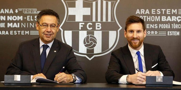 Josep Maria Bartomeu y Leo Messi firman la última renovación de contrato del argentino / FCB