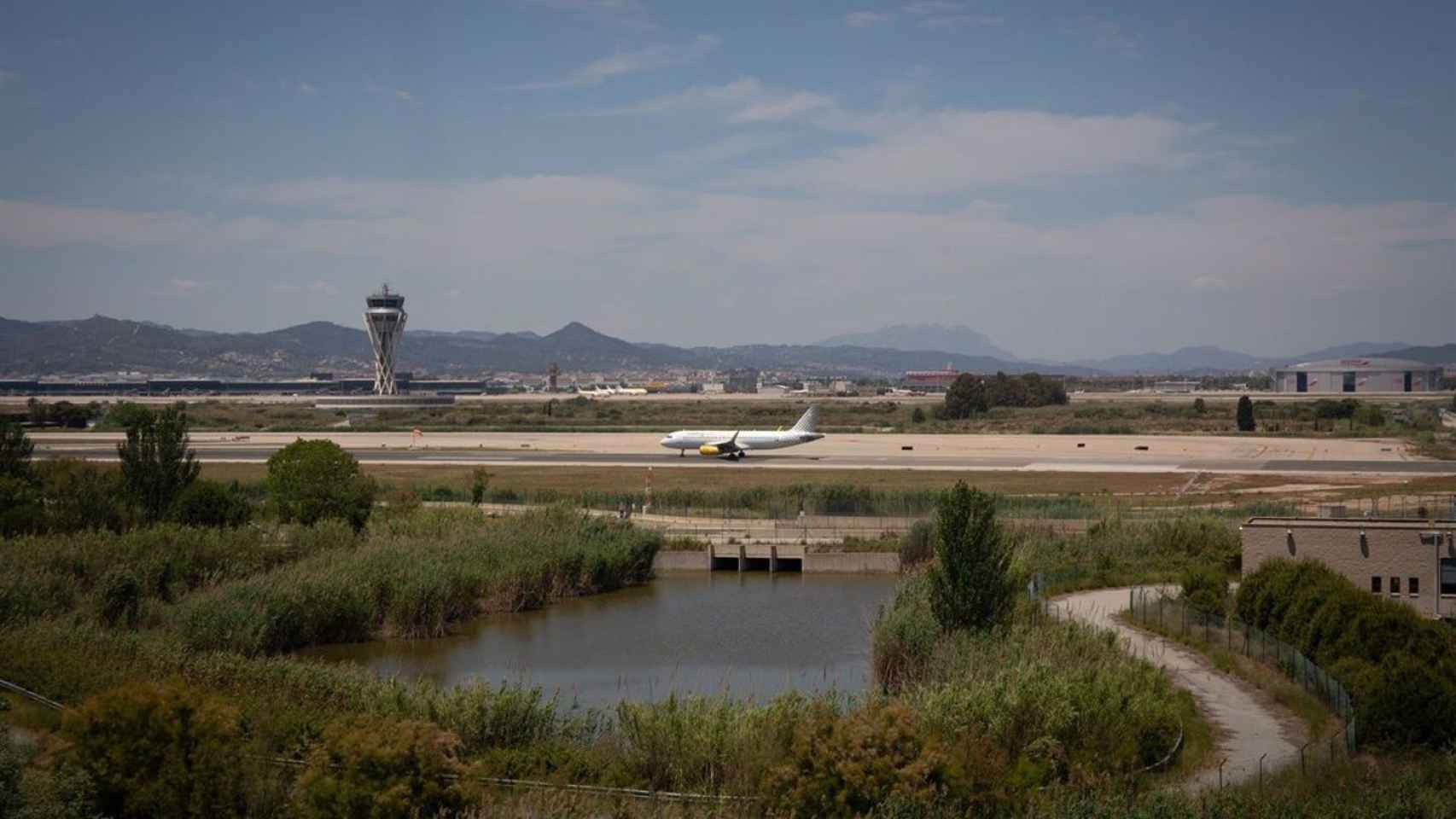 Un avión en la pista de aterrizaje del aeropuerto, junto al Delta / EUROPA PRESS