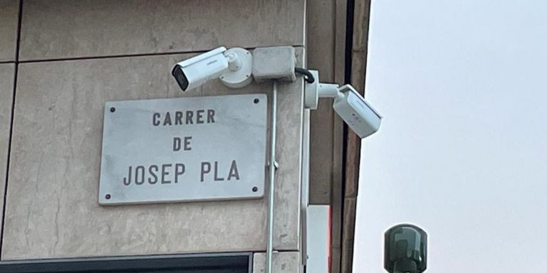Dos cámaras, enfocando a la calle, en la confluencia de Josep Pla con Taulat / METRÓPOLI