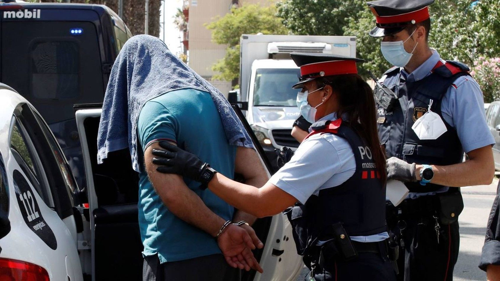 Agentes de los Mossos d'Esquadra con un detenido en Barcelona en una imagen de archivo / EFE