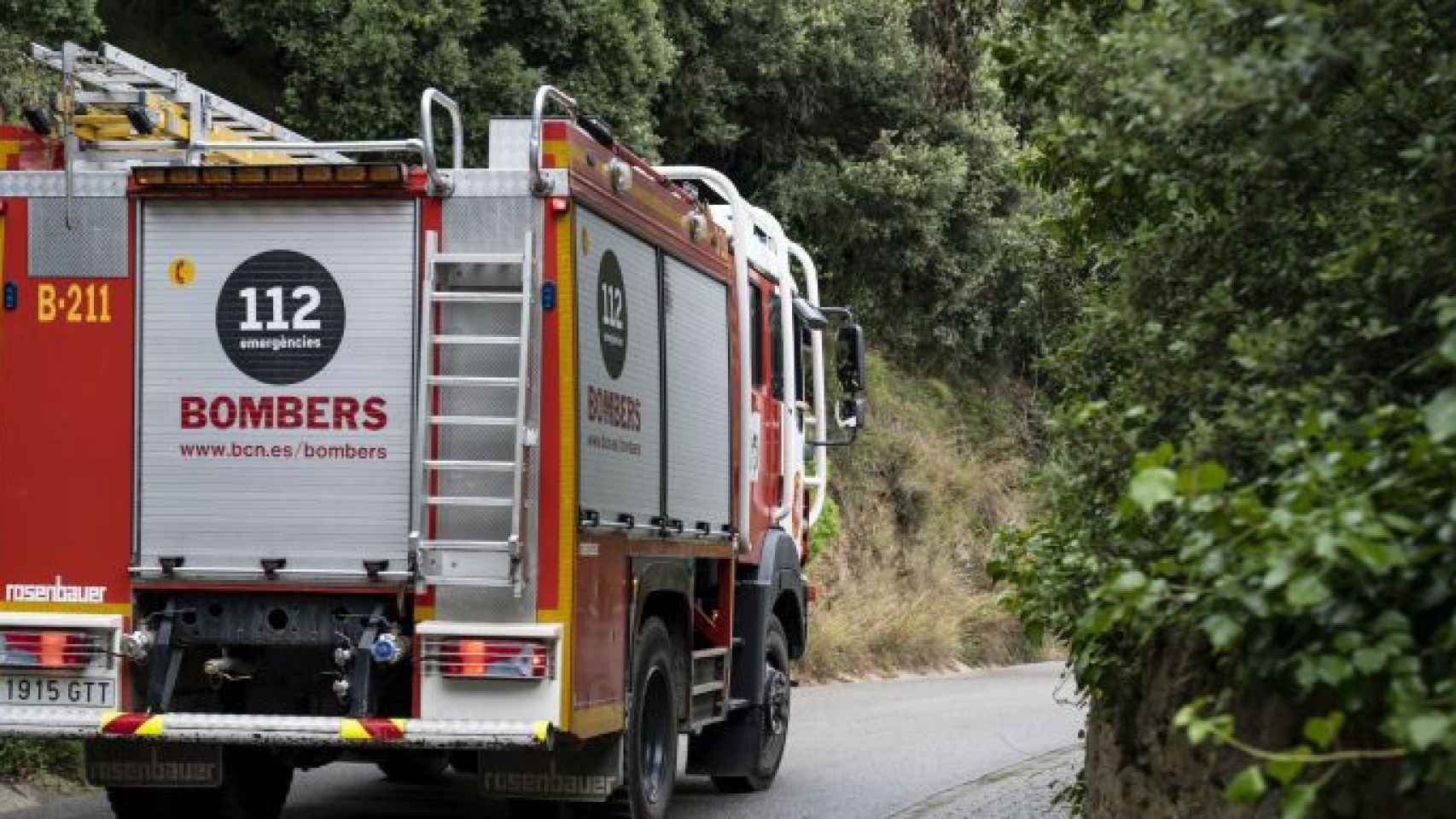 Un camión de los Bomberos de Barcelona en una zona boscosa