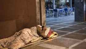 Un sintecho durmiendo en Barcelona en una imagen de archivo / METRÓPOLI