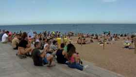 Miles de personas en las playas de Barcelona durante un fin de semana de altas temperaturas / EUROPA PRESS