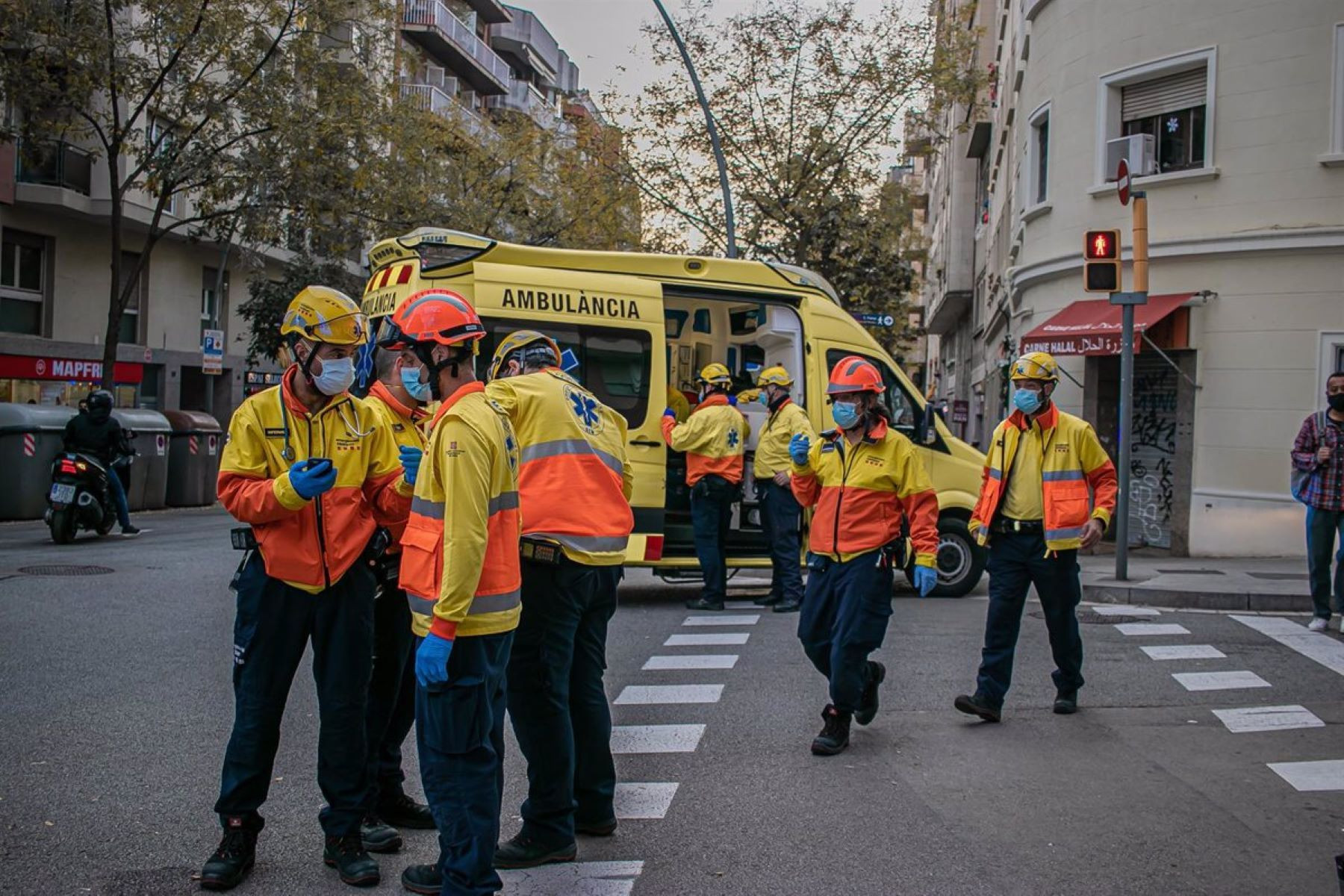 Operarios del Servicio de Emergencias Médicas en el centro de Barcelona / SEM