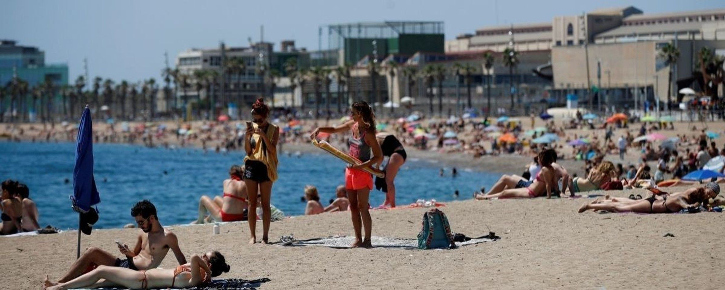 Bañistas en una playa de Barcelona / EFE