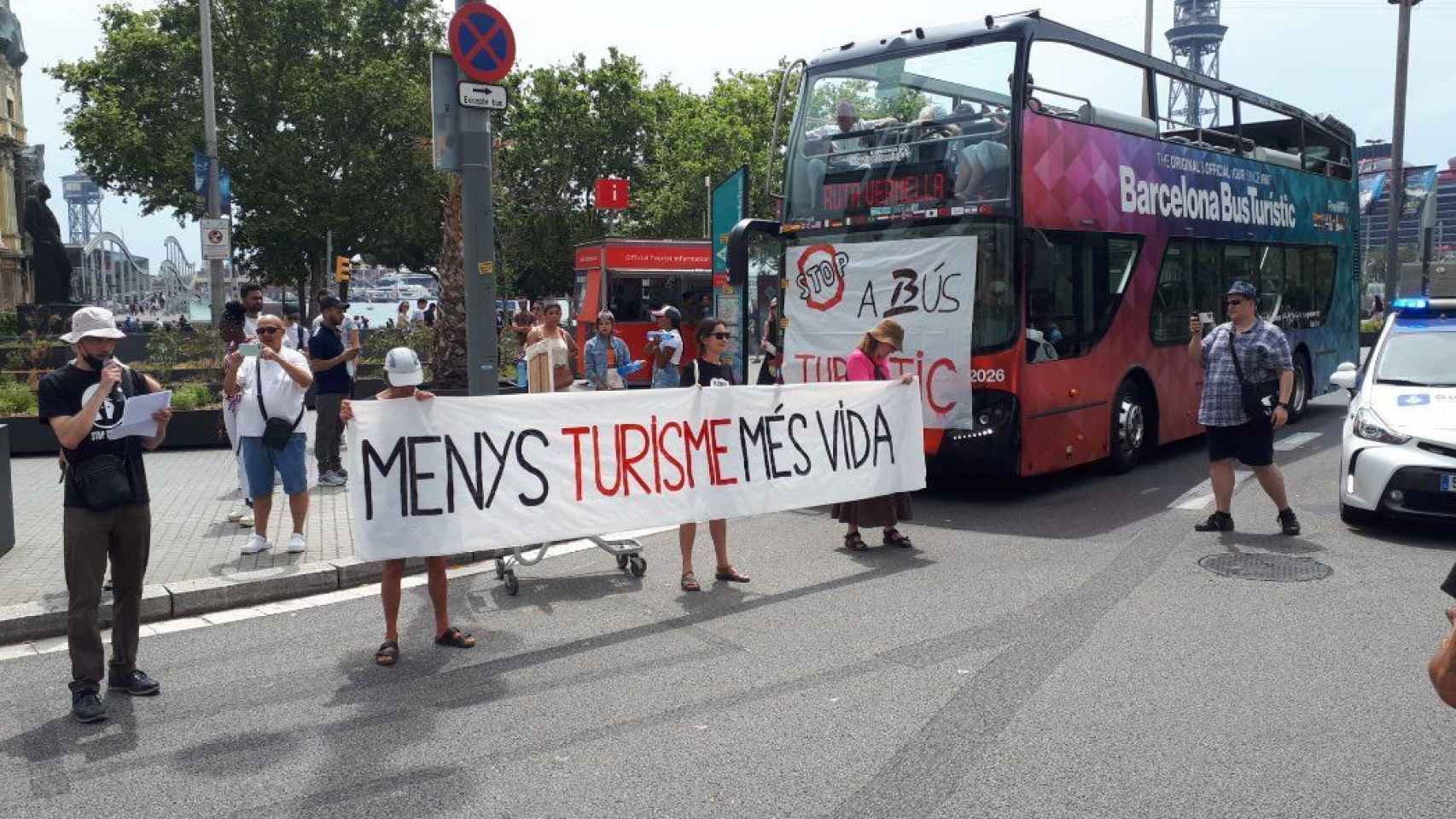 La Assemblea de Barris pel Decreixement Turístic bloquea el paso de un bus turístico / TWITTER