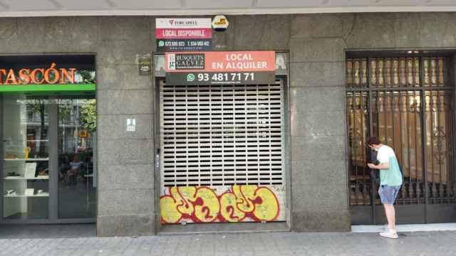 El local en el que estuvo la antigua librería Cinc d'Oros, ahora cerrado / METRÓPOLI - JORDI SUBIRANA