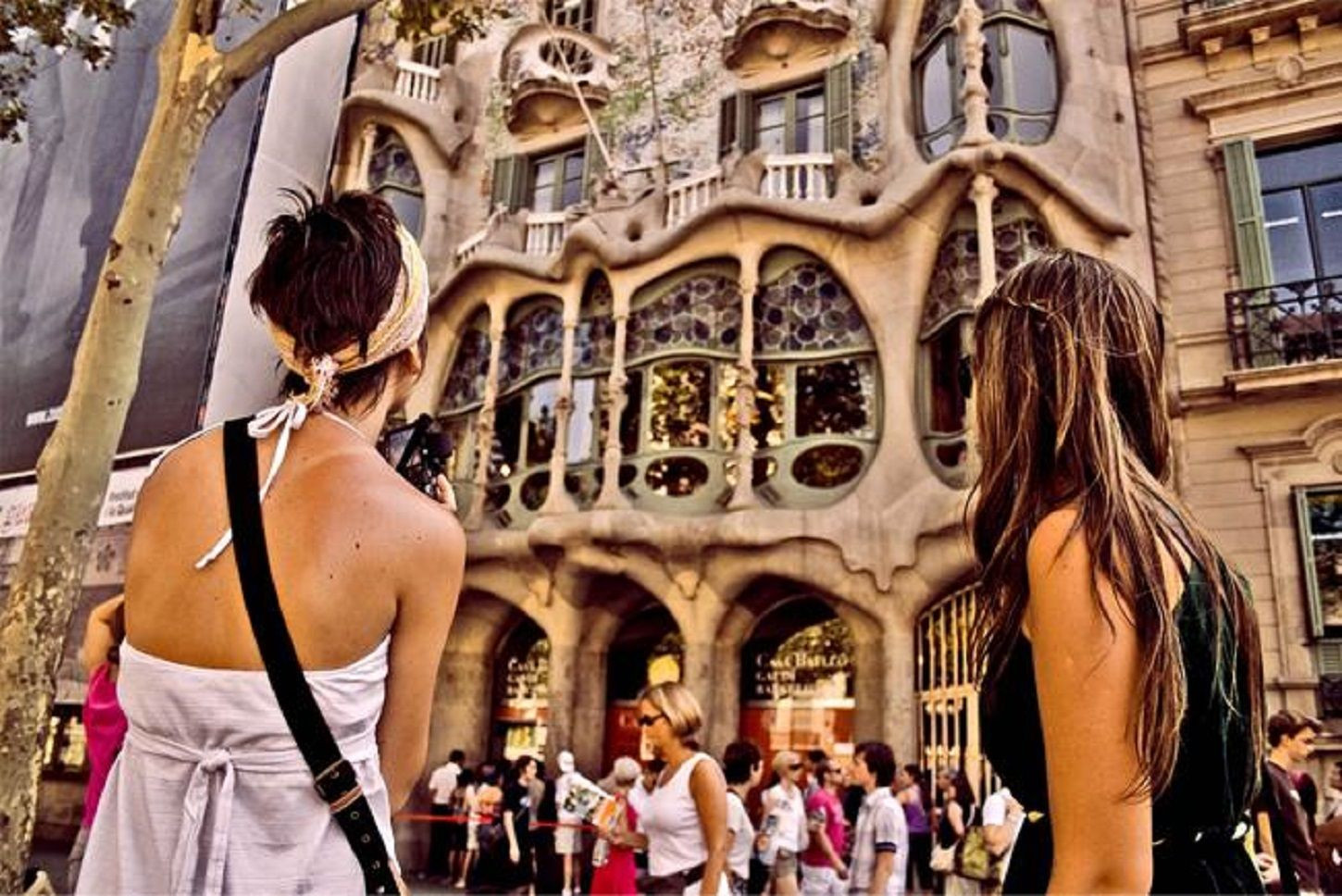 Dos turistas frente a la Casa Batlló