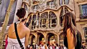 Dos turistas frente a la Casa Batlló