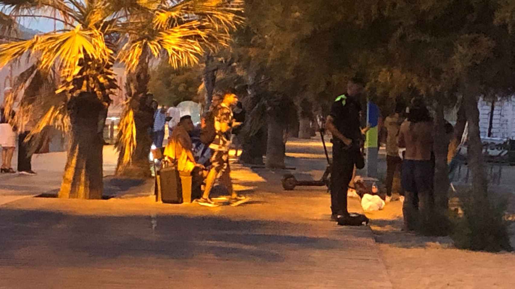 Actuación de los agentes de la Guardia Urbana de Badalona en la playa / CEDIDA